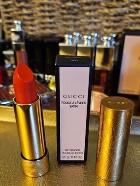 Gucci Satin Lipstick in Sadie Firelight Pink